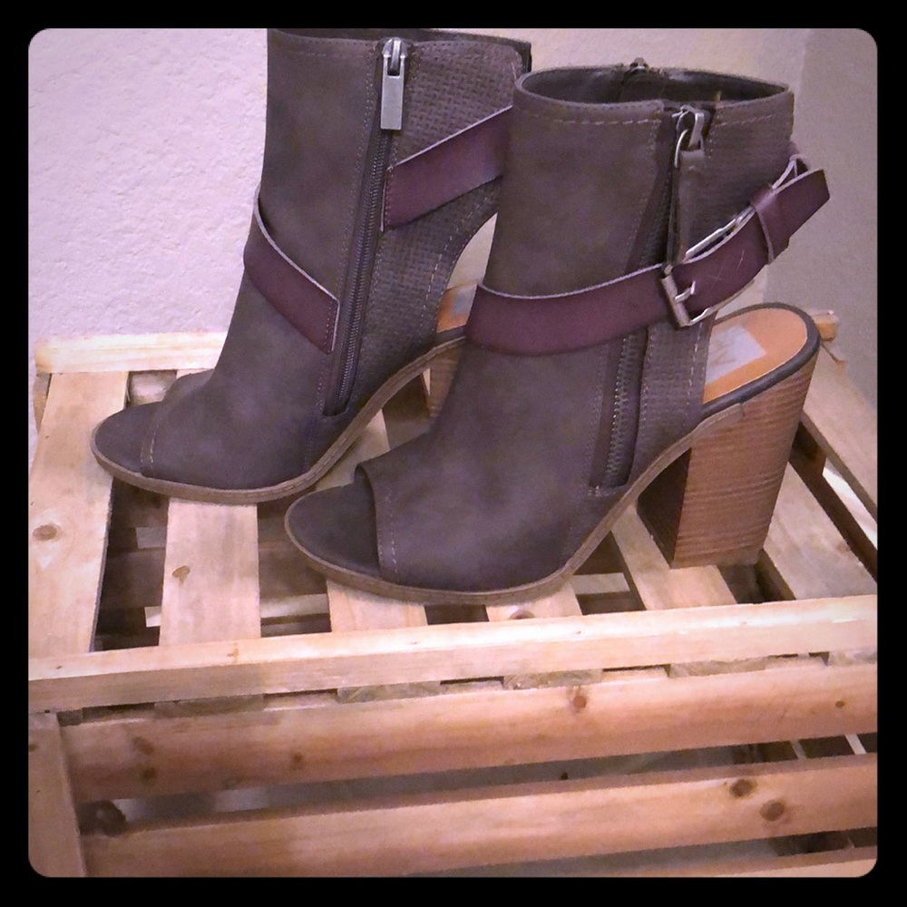 Open toe shoes